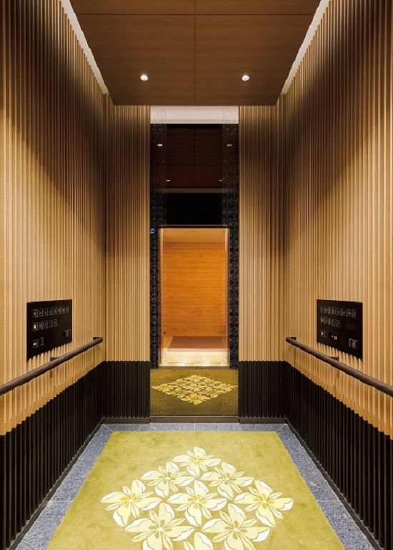 thang máy cabin inox vàng luôn tạo điểm nhấn sâu sắc khi bước vào