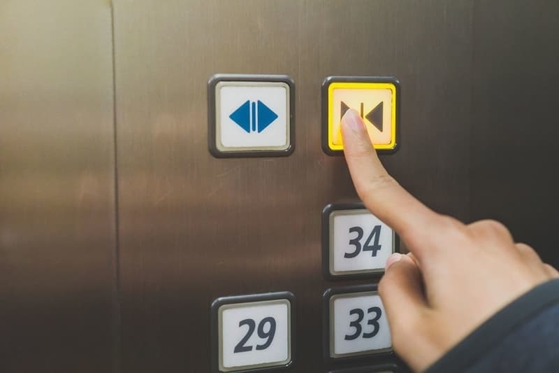 Biết các ký hiệu để vận hàng thang máy dễ dàng hơn
