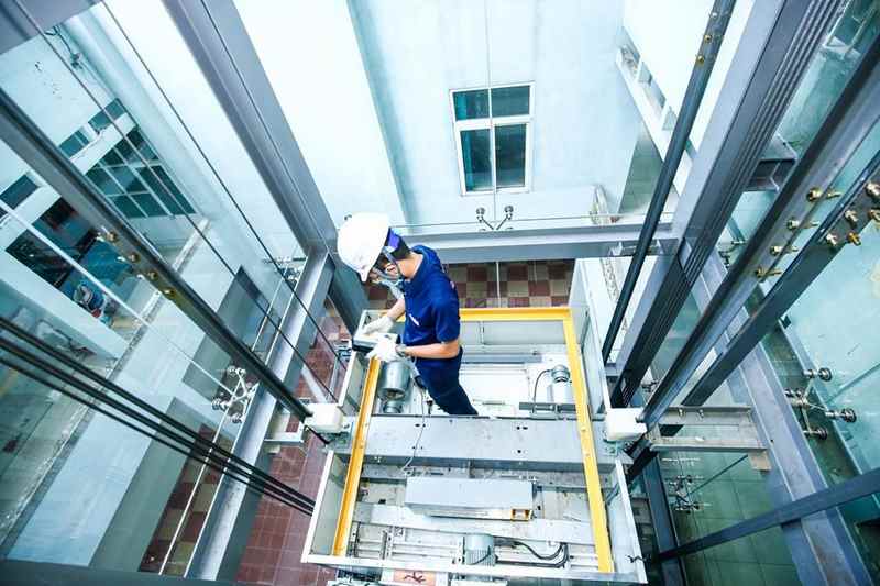 hệ thống phanh cần được đội bảo trì thang máy kiểm tra thường xuyên